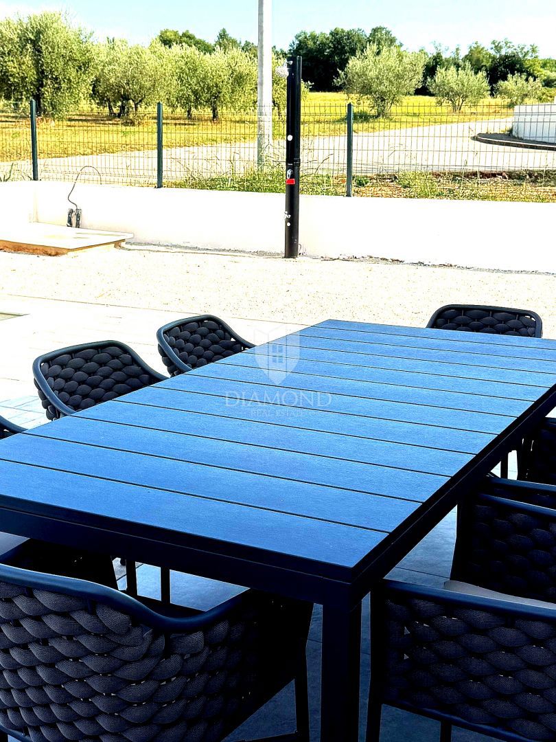 **Slovenski:** Redka priložnost: sodobna pritlična hiša z zasebnim bazenom in vrtom v Poreču