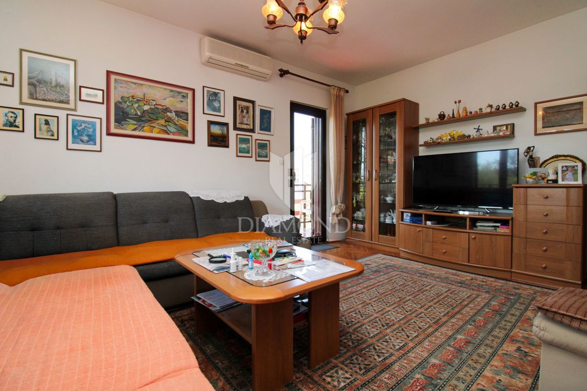 Labin, čudovita družinska hiša s tremi ločenimi stanovanji