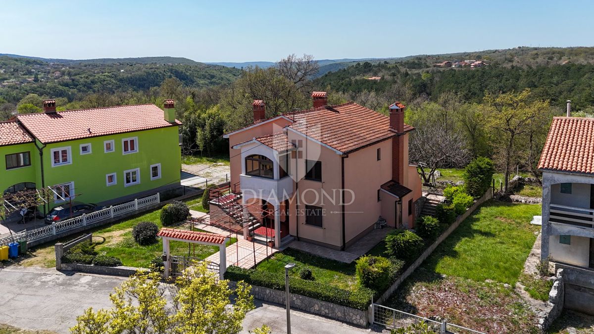 Labin, čudovita družinska hiša s tremi ločenimi stanovanji