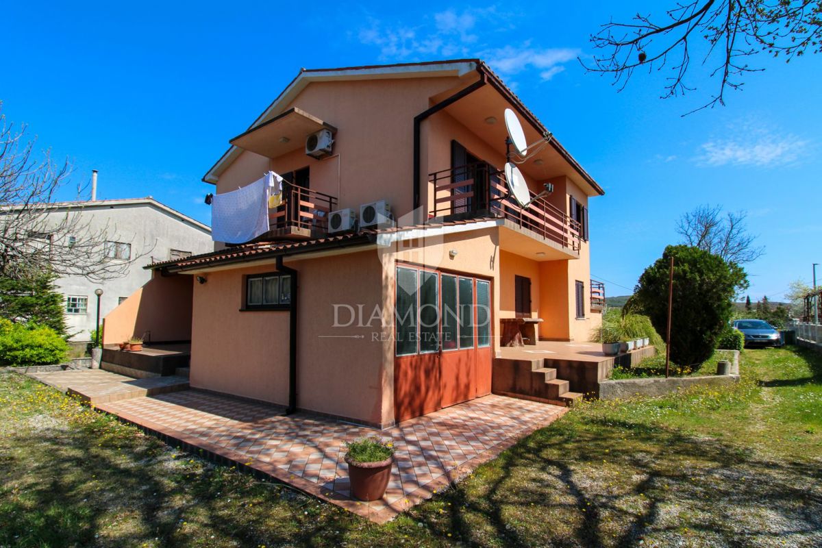 Labin, čudovita družinska hiša s tremi ločenimi stanovanji