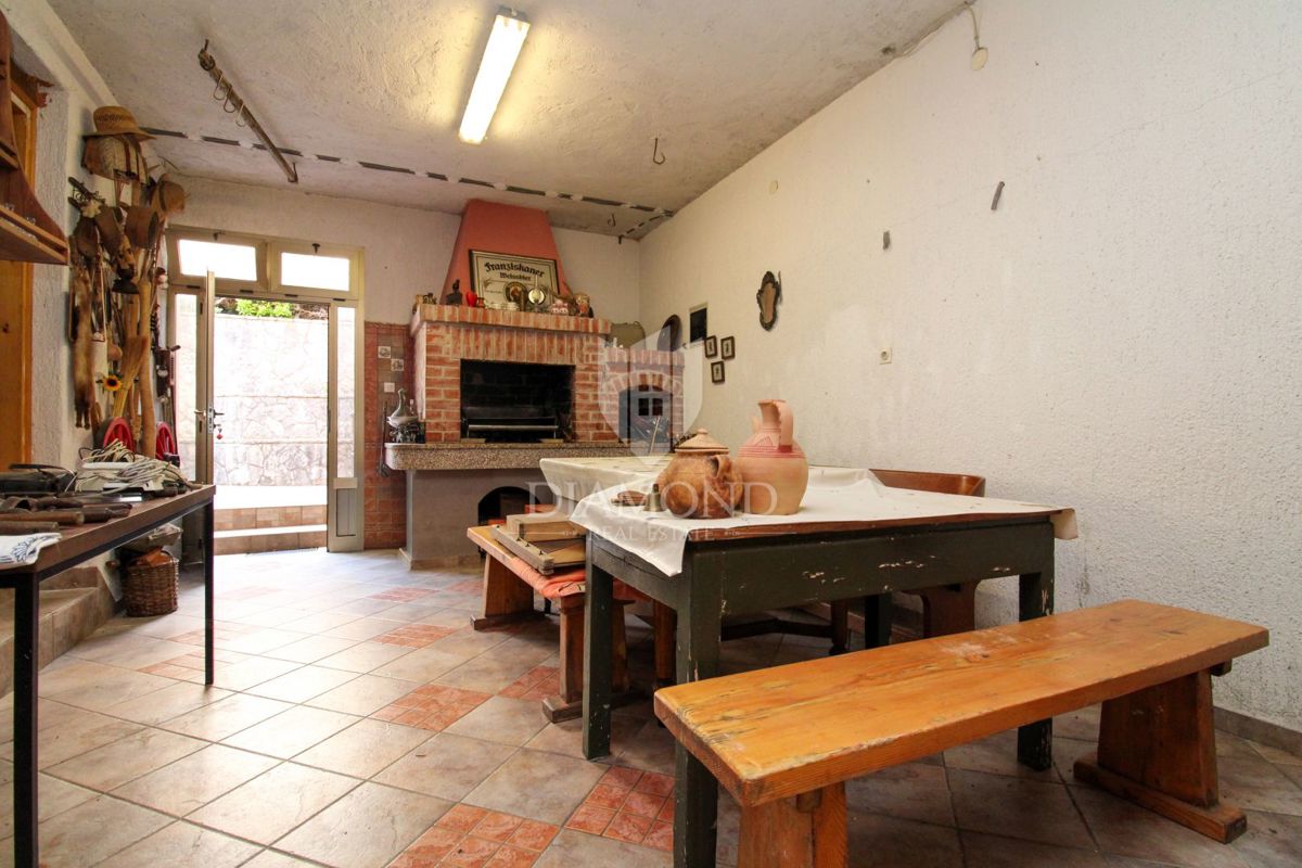 Labin, čudovita družinska hiša s tremi ločenimi stanovanji