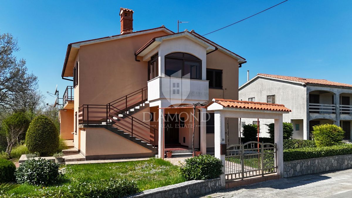 Labin, čudovita družinska hiša s tremi ločenimi stanovanji