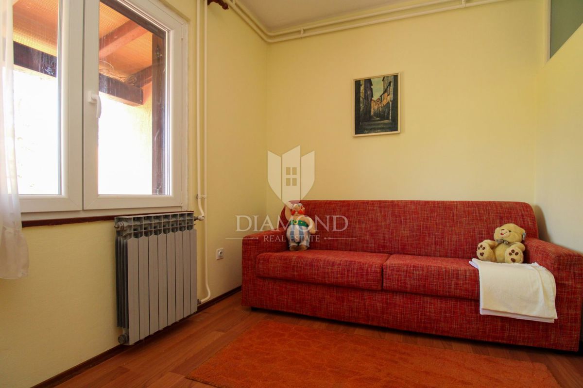 Labin, čudovita družinska hiša s tremi ločenimi stanovanji