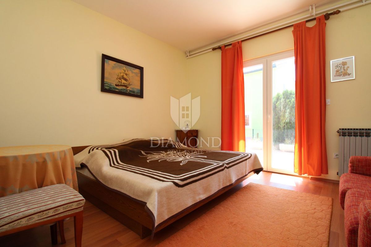 Labin, čudovita družinska hiša s tremi ločenimi stanovanji