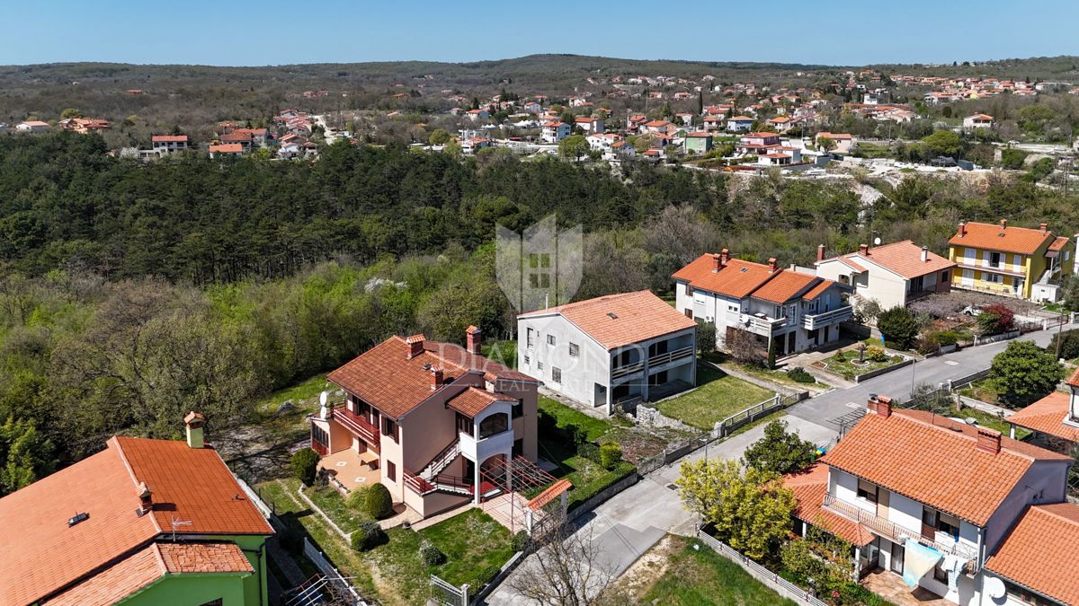 Labin, čudovita družinska hiša s tremi ločenimi stanovanji