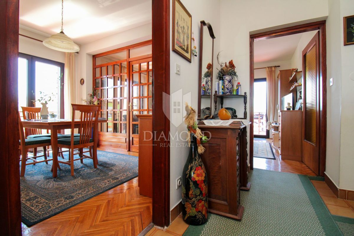 Labin, čudovita družinska hiša s tremi ločenimi stanovanji