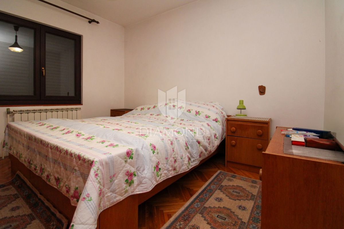 Labin, čudovita družinska hiša s tremi ločenimi stanovanji