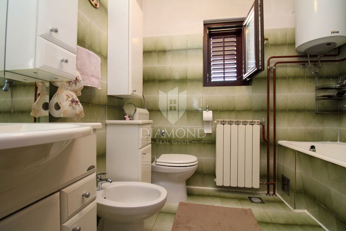 Labin, čudovita družinska hiša s tremi ločenimi stanovanji