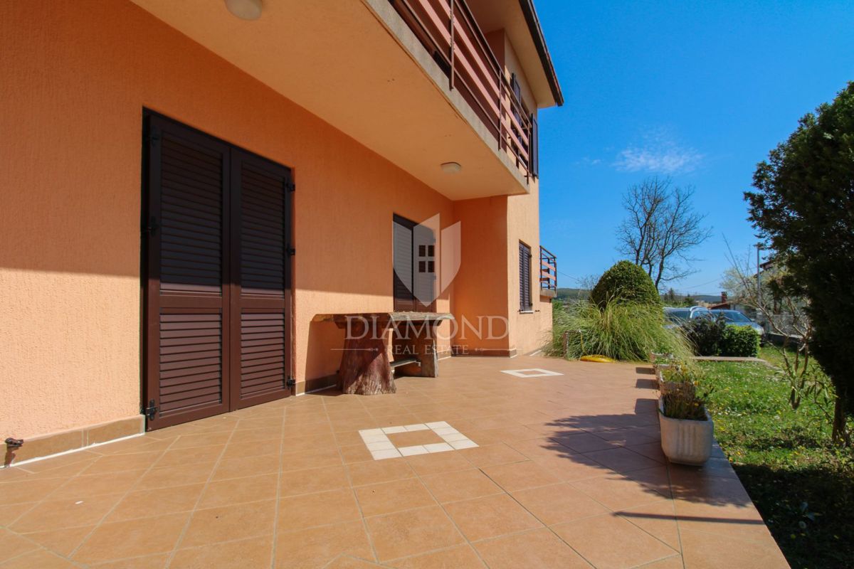 Labin, čudovita družinska hiša s tremi ločenimi stanovanji