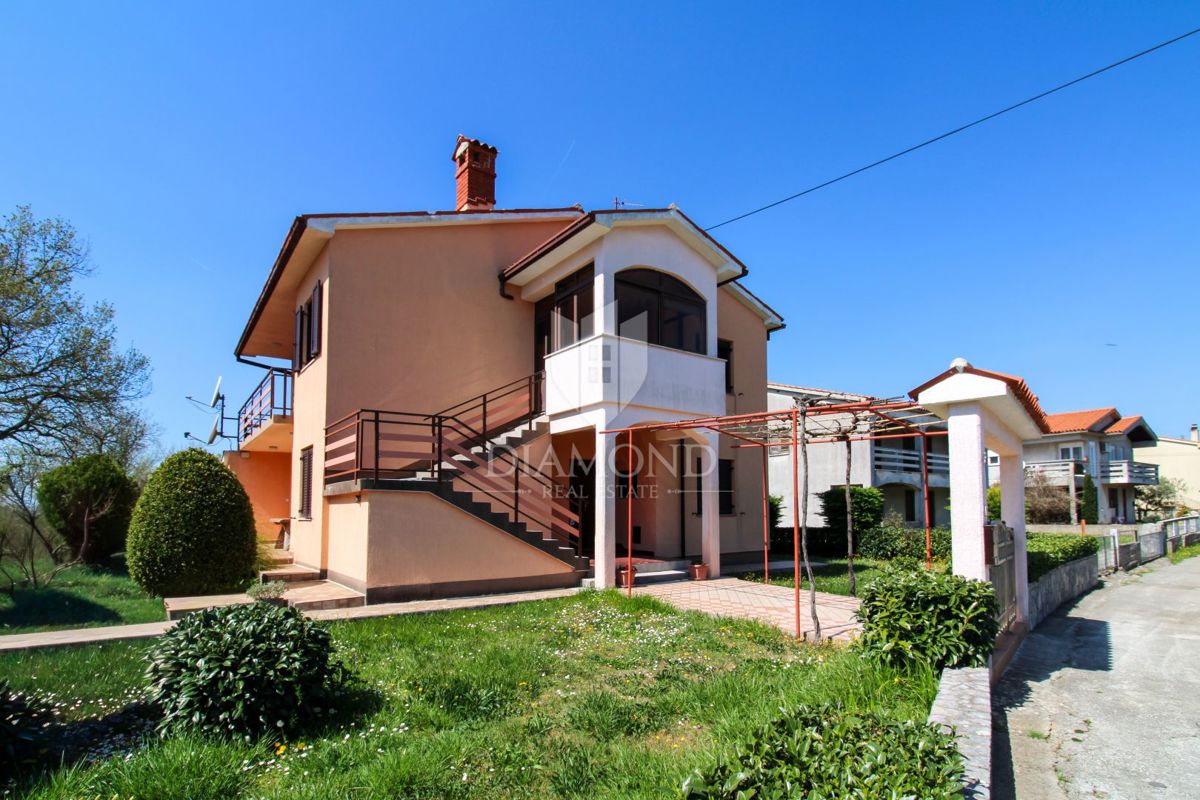 Labin, čudovita družinska hiša s tremi ločenimi stanovanji