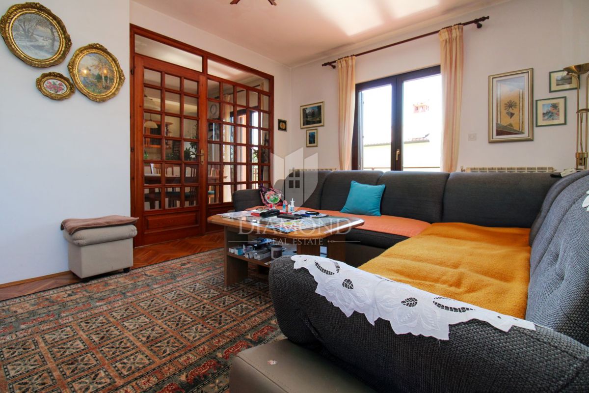 Labin, čudovita družinska hiša s tremi ločenimi stanovanji