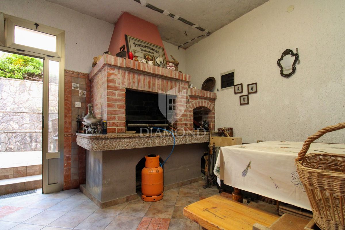 Labin, čudovita družinska hiša s tremi ločenimi stanovanji