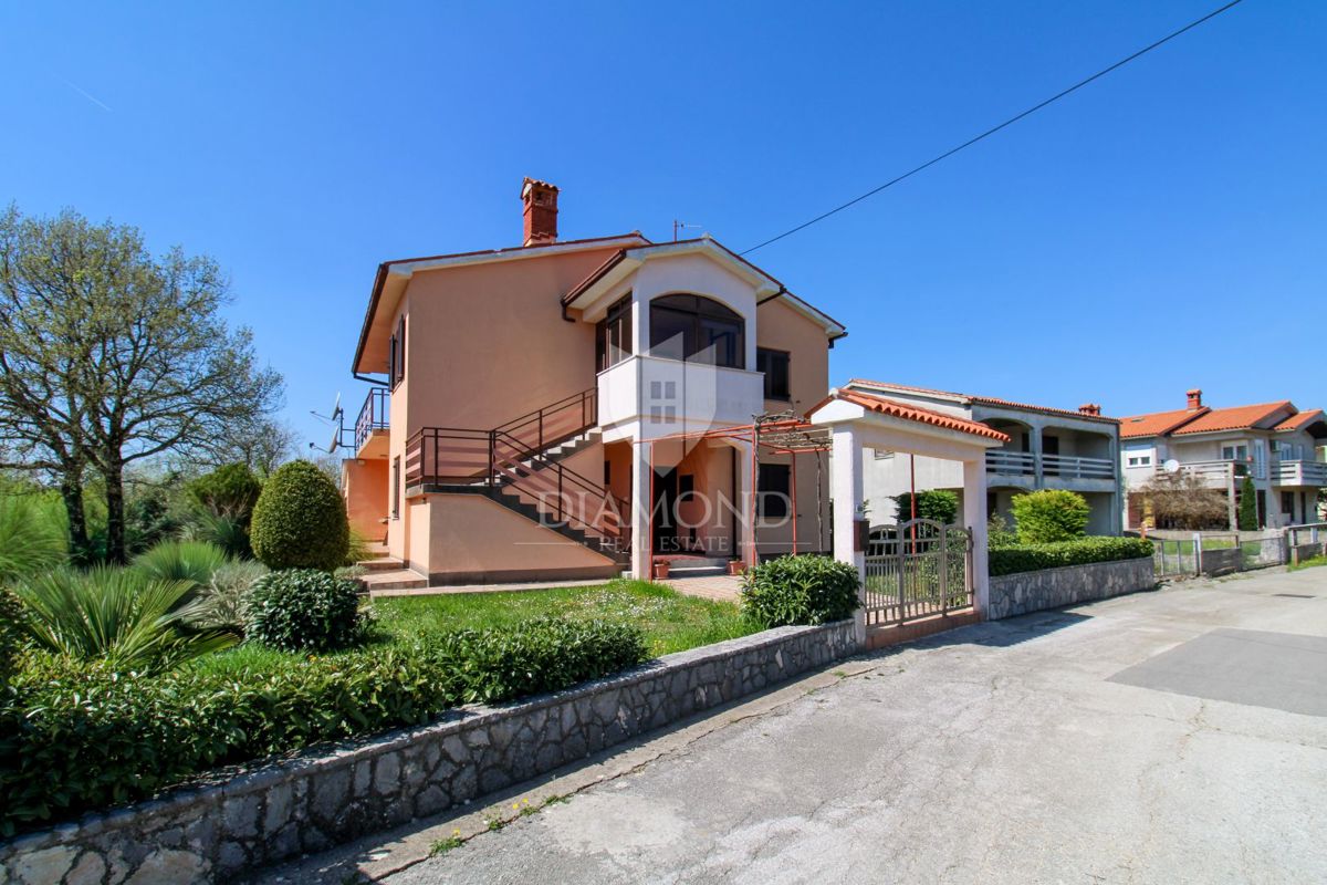 Labin, čudovita družinska hiša s tremi ločenimi stanovanji