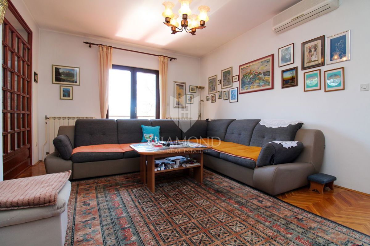 Labin, čudovita družinska hiša s tremi ločenimi stanovanji