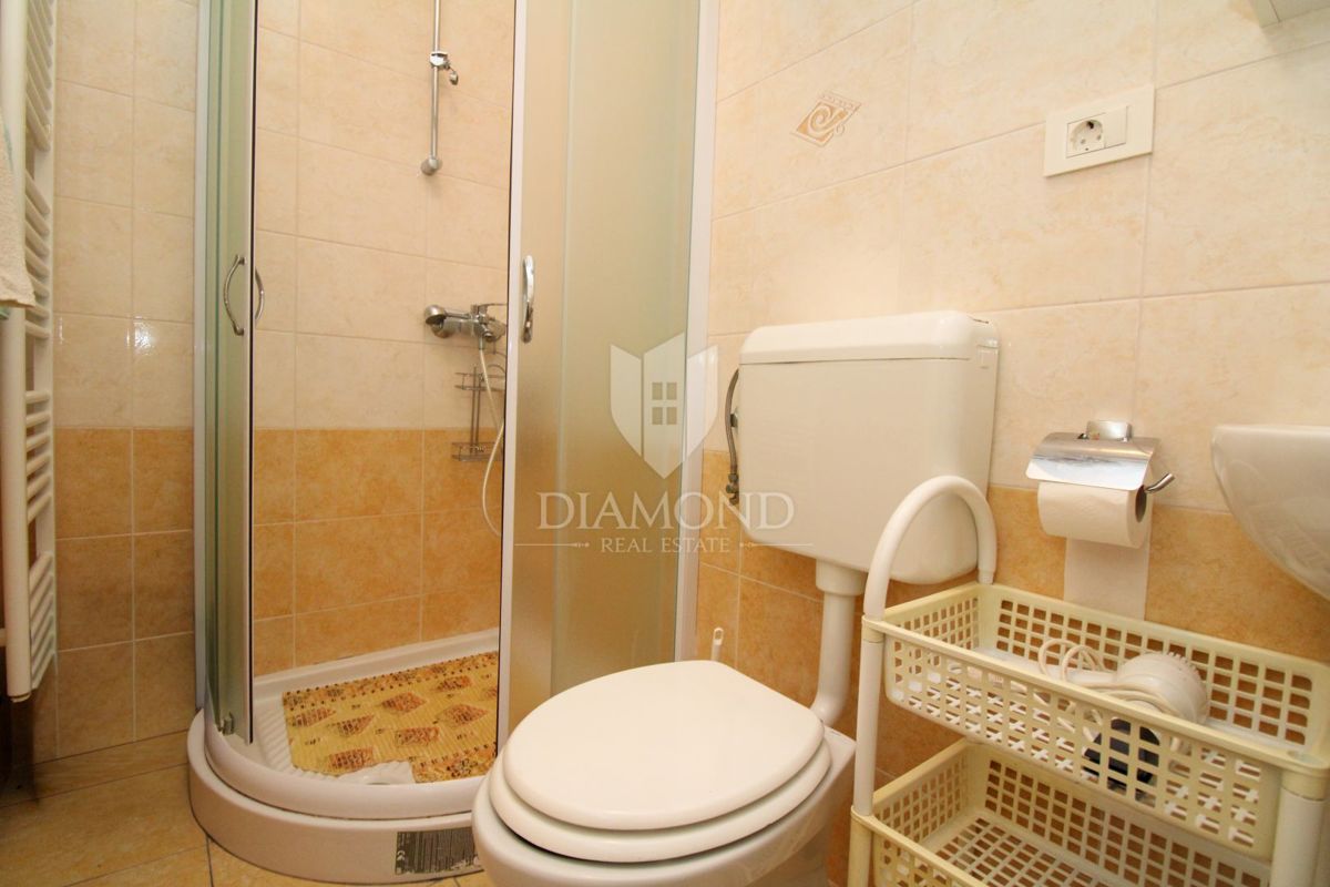 Labin, čudovita družinska hiša s tremi ločenimi stanovanji