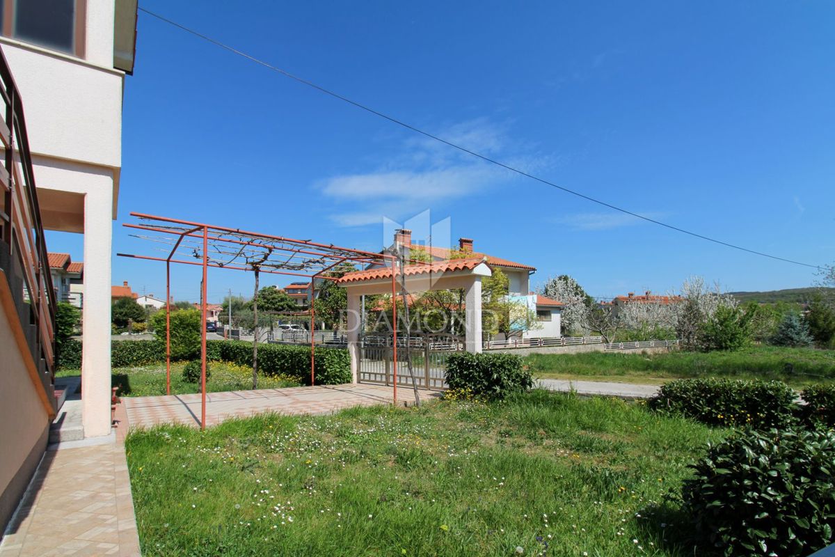 Labin, čudovita družinska hiša s tremi ločenimi stanovanji