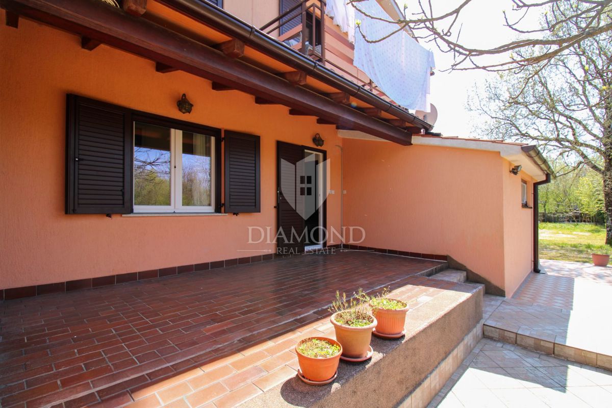 Labin, čudovita družinska hiša s tremi ločenimi stanovanji