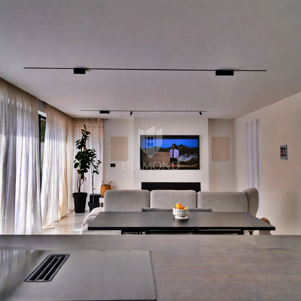 Labin, 1 km od centra mesta, moderna enonadstropna hiša