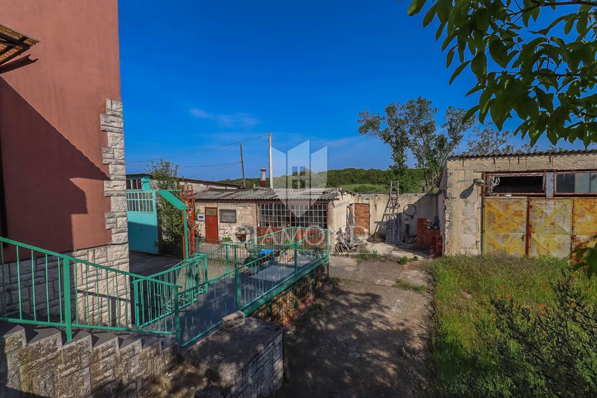 Ližnjan, okolica, odlično stanovanje z velikim vrtom in bazenom