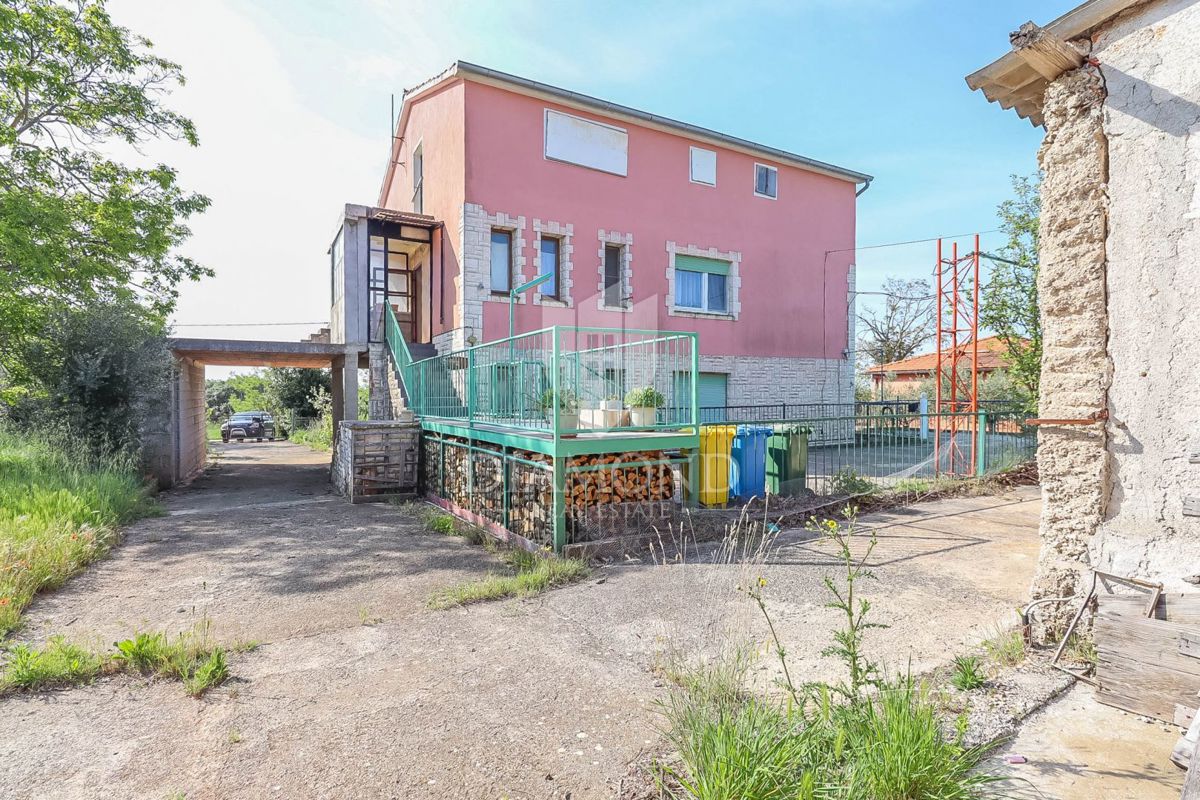 Ližnjan, okolica, odlično stanovanje z velikim vrtom in bazenom