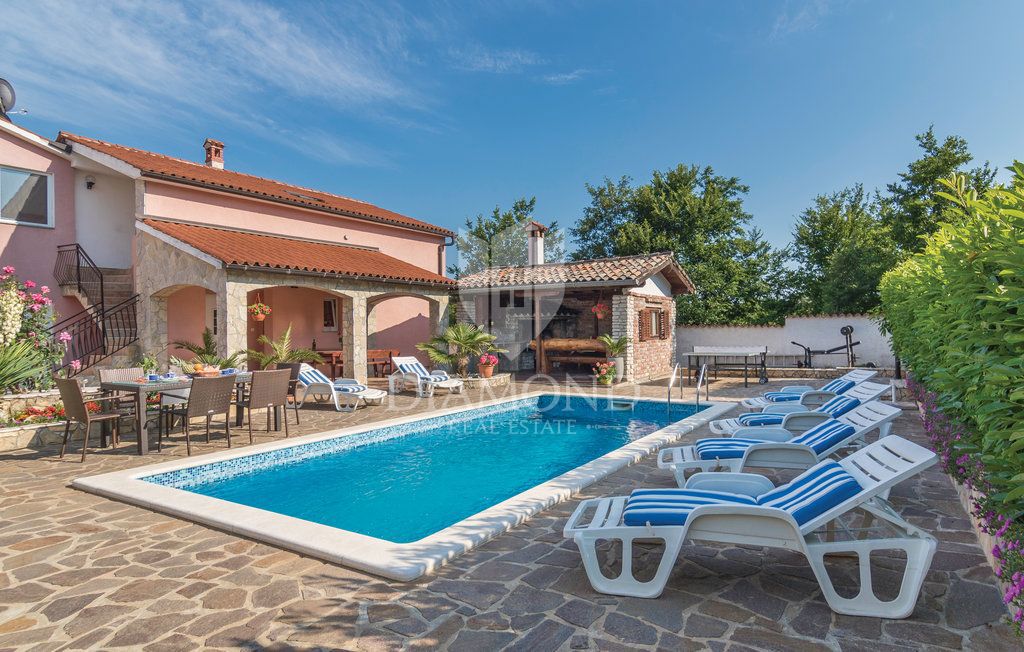 Labin, dve počitniški hiši z bazenoma