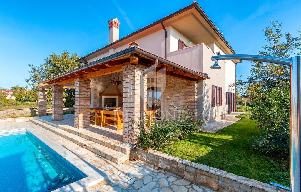 Bale, okolica, lepa Vila z bazenom na mirni lokaciji