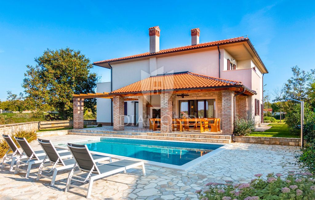Bale, okolica, lepa Vila z bazenom na mirni lokaciji