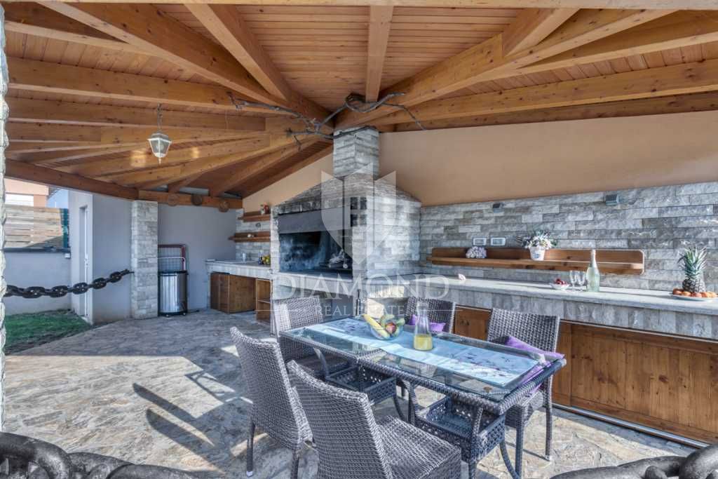 Pula, okolica, počitniška hiša s tremi apartmaji