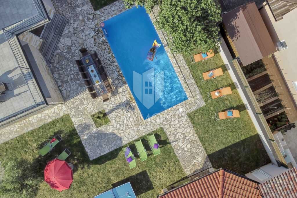Pula, okolica, počitniška hiša s tremi apartmaji