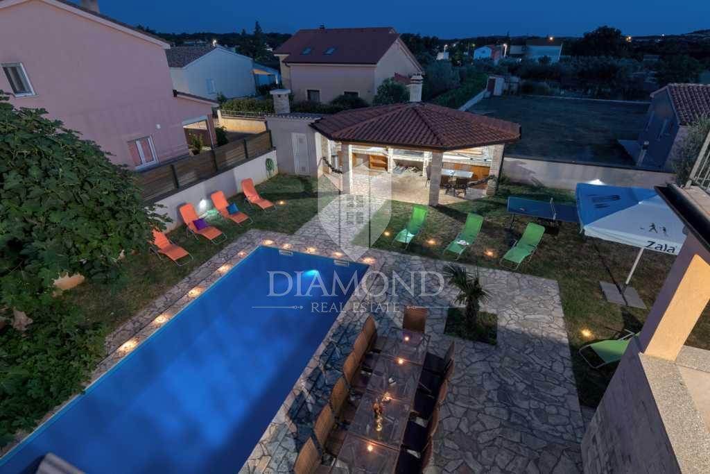 Pula, okolica, počitniška hiša s tremi apartmaji
