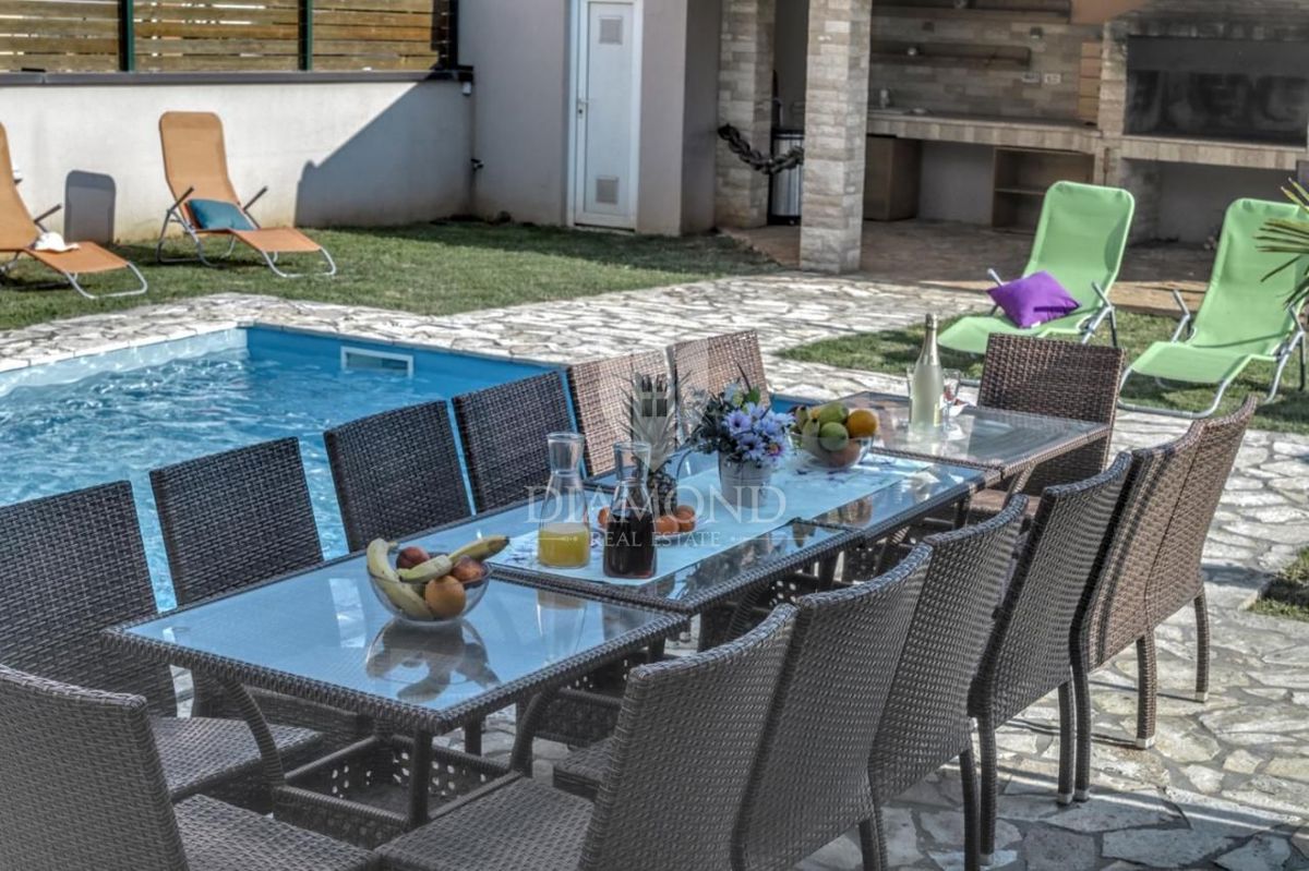 Pula, okolica, počitniška hiša s tremi apartmaji