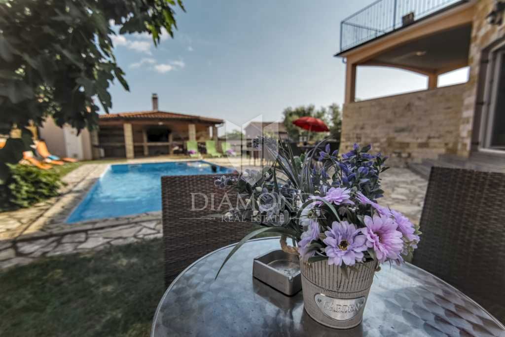 Pula, okolica, počitniška hiša s tremi apartmaji