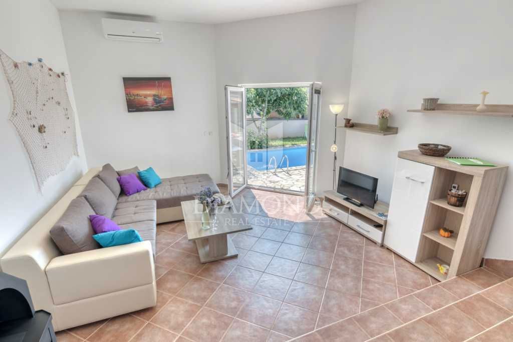 Pula, okolica, počitniška hiša s tremi apartmaji