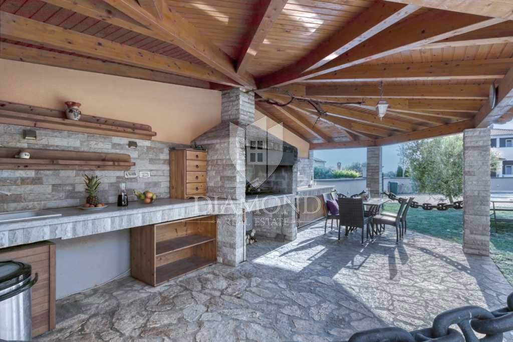 Pula, okolica, počitniška hiša s tremi apartmaji