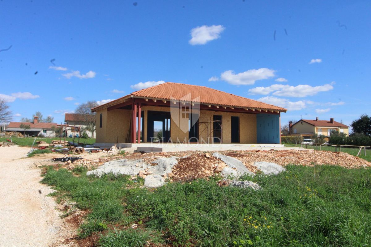 Žminj, okolica, novozgrajena enodružinska hiša z bazenom.