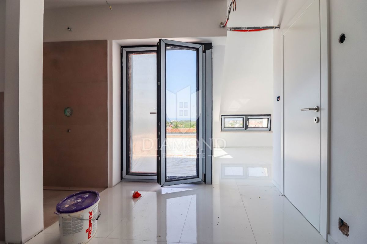 Poreč, pritlični apartma z vrtom 500 m od morja!