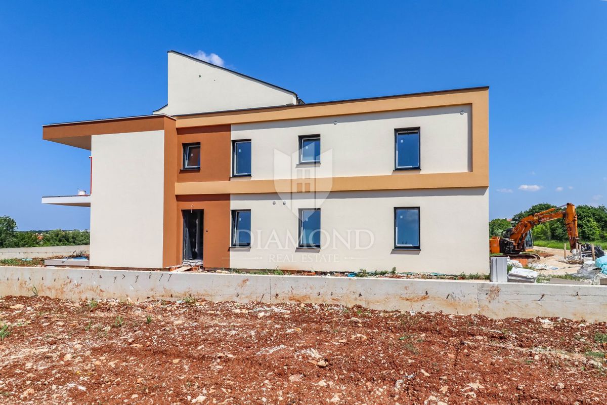 Poreč, pritlični apartma z vrtom 500 m od morja!