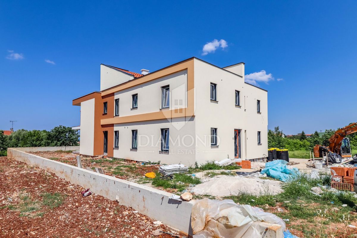 Poreč, pritlični apartma z vrtom 500 m od morja!