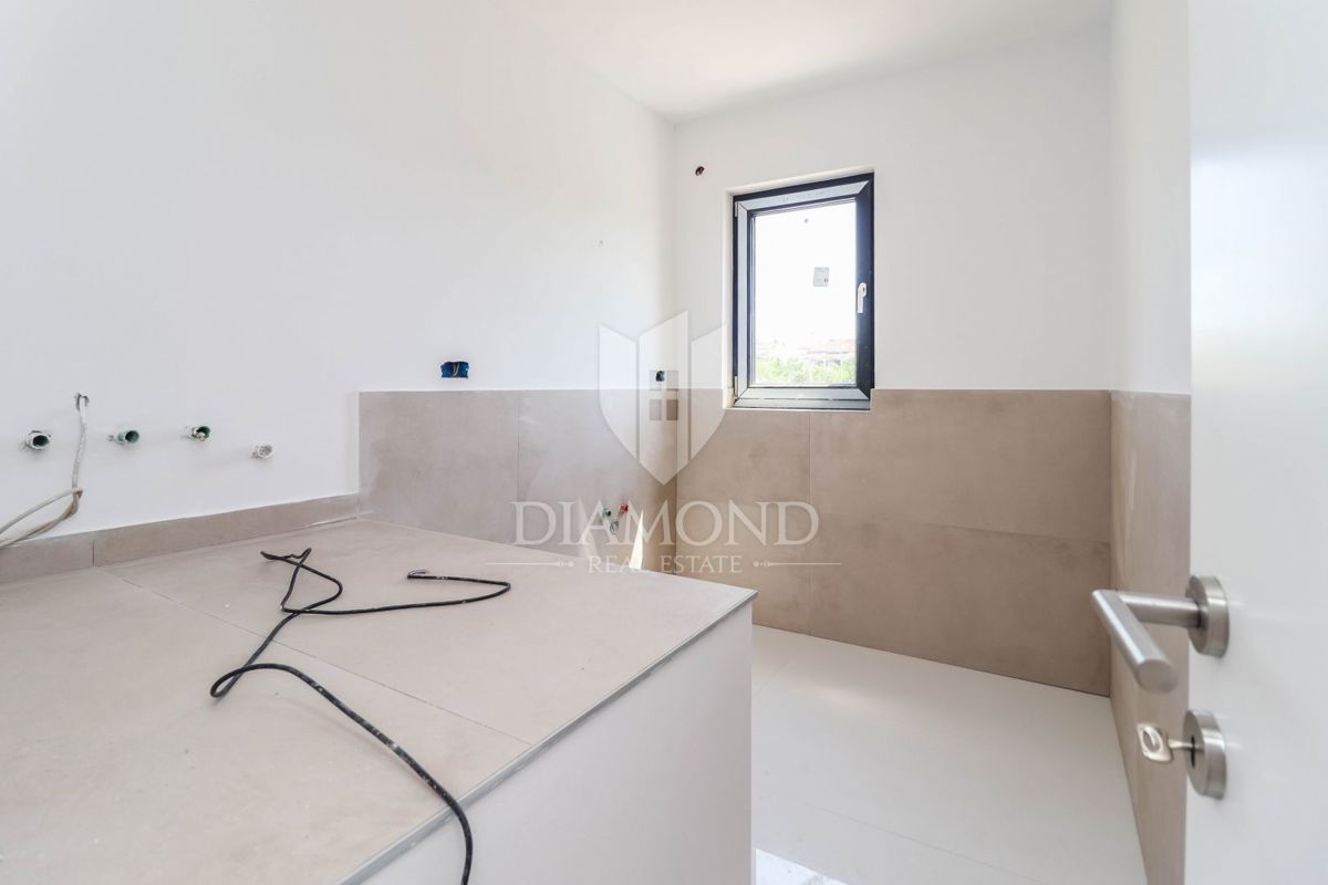 Poreč, pritlični apartma z vrtom 500 m od morja!