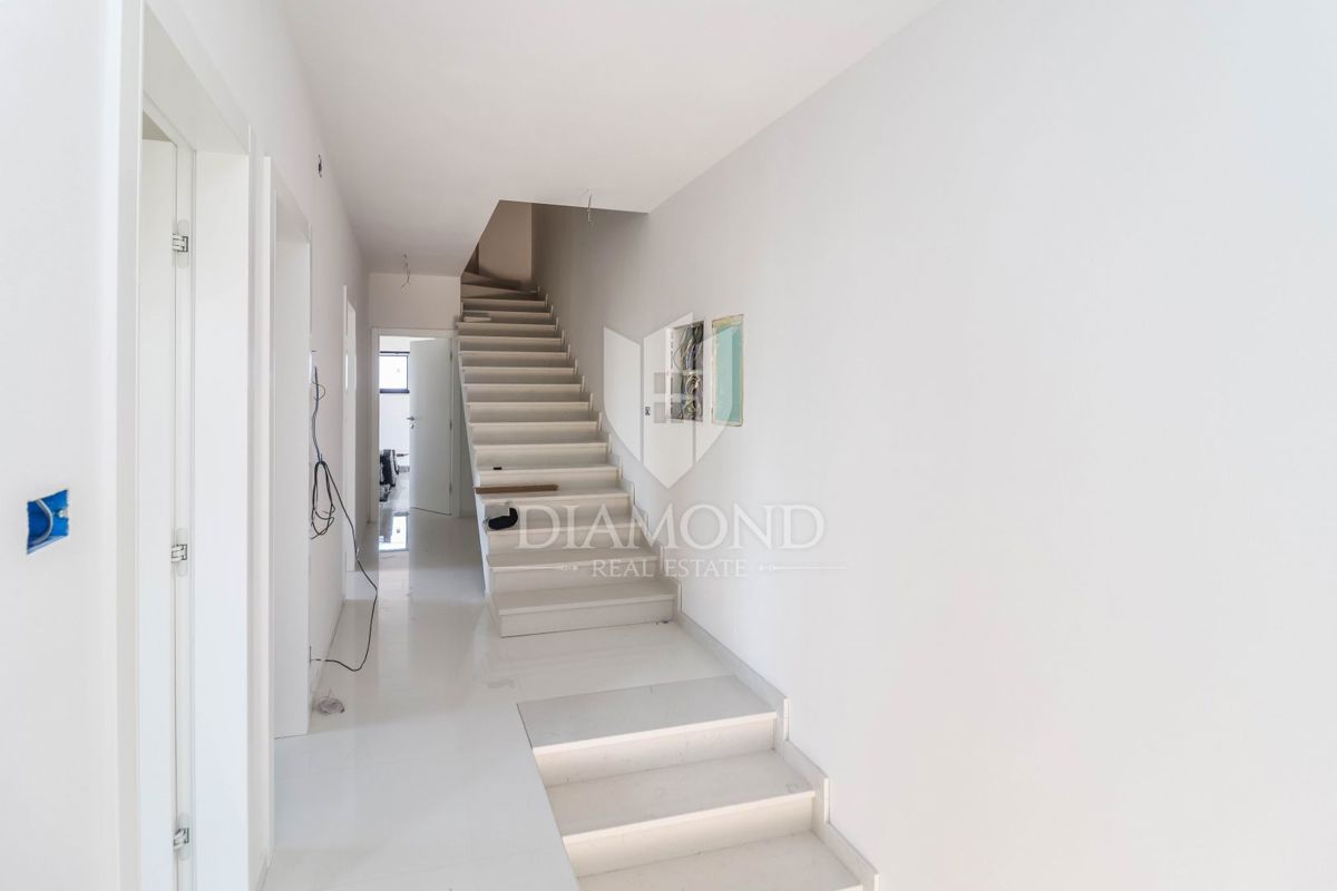Poreč, pritlični apartma z vrtom 500 m od morja!