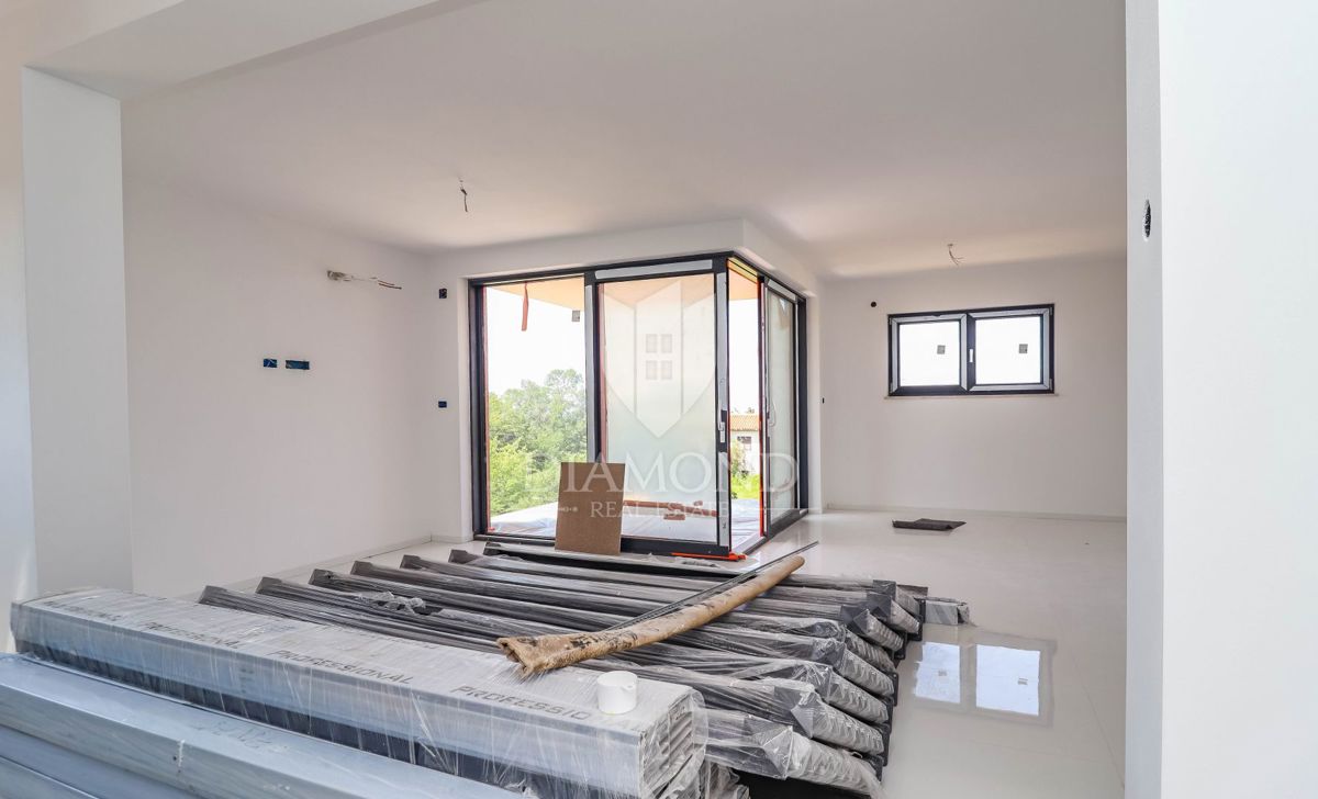 Poreč, pritlični apartma z vrtom 500 m od morja!