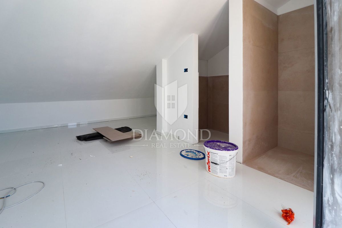 Poreč, pritlični apartma z vrtom 500 m od morja!