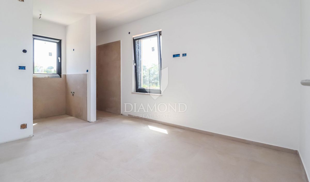 Poreč, pritlični apartma z vrtom 500 m od morja!