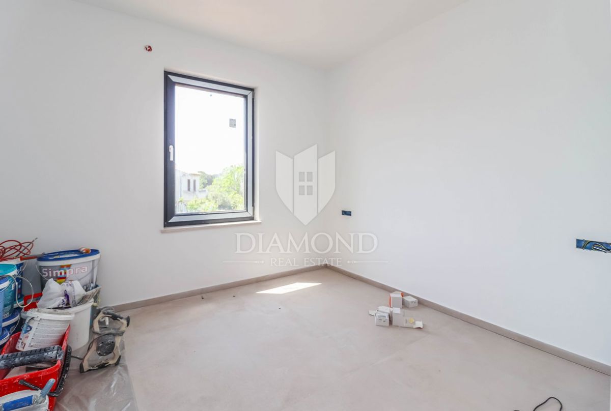 Poreč, pritlični apartma z vrtom 500 m od morja!