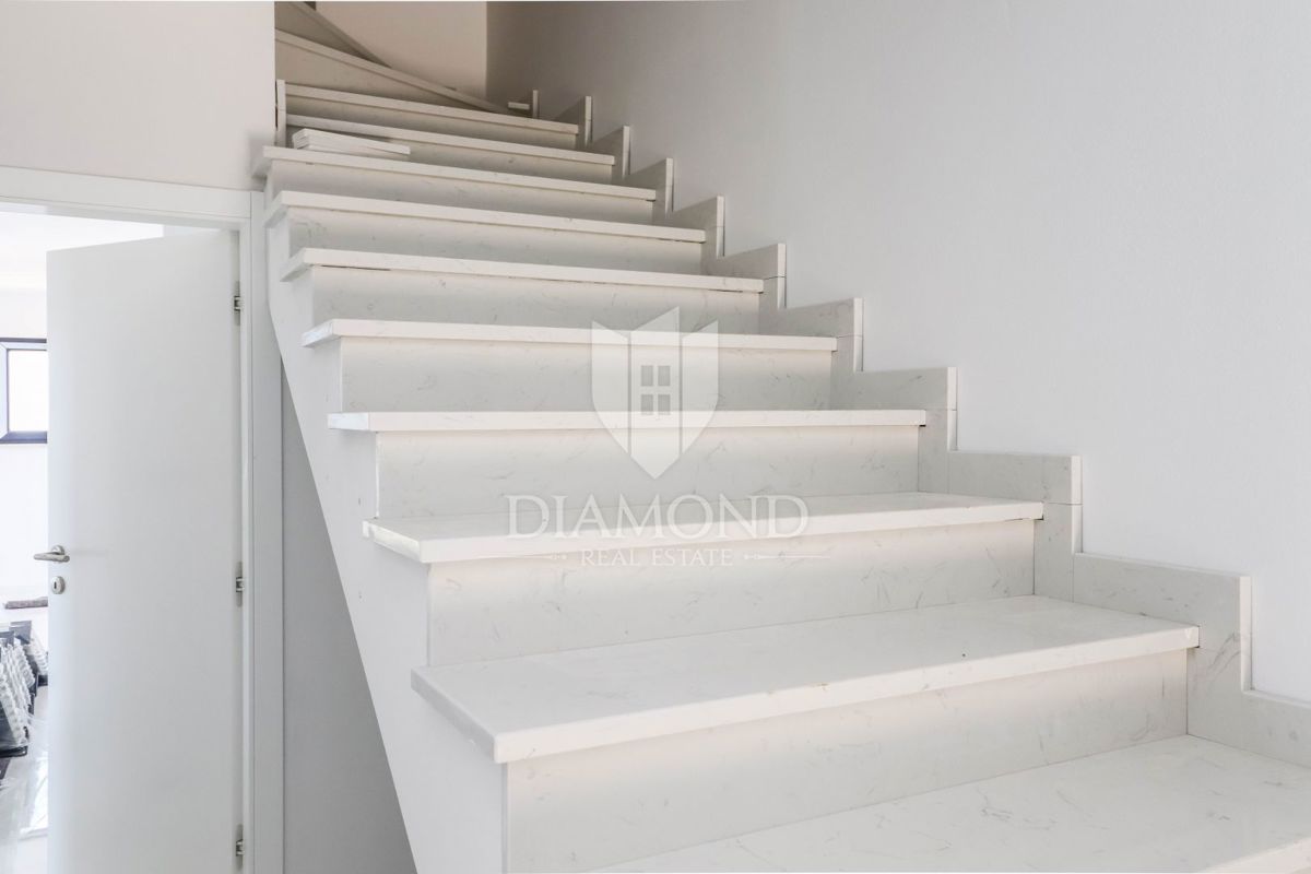 Poreč, pritlični apartma z vrtom 500 m od morja!