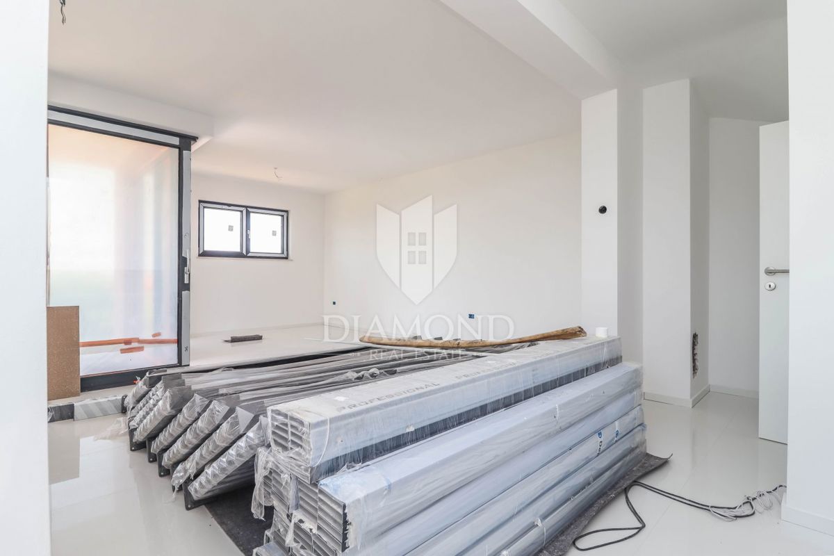 Poreč, pritlični apartma z vrtom 500 m od morja!