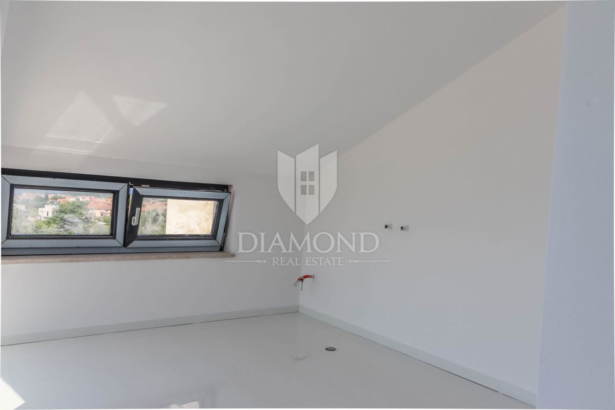 Poreč, pritlični apartma z vrtom 500 m od morja!