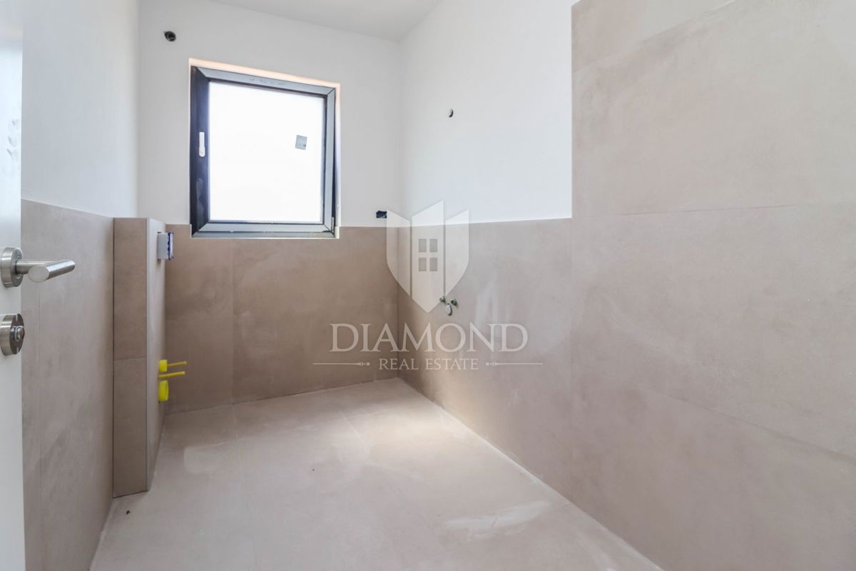 Poreč, pritlični apartma z vrtom 500 m od morja!