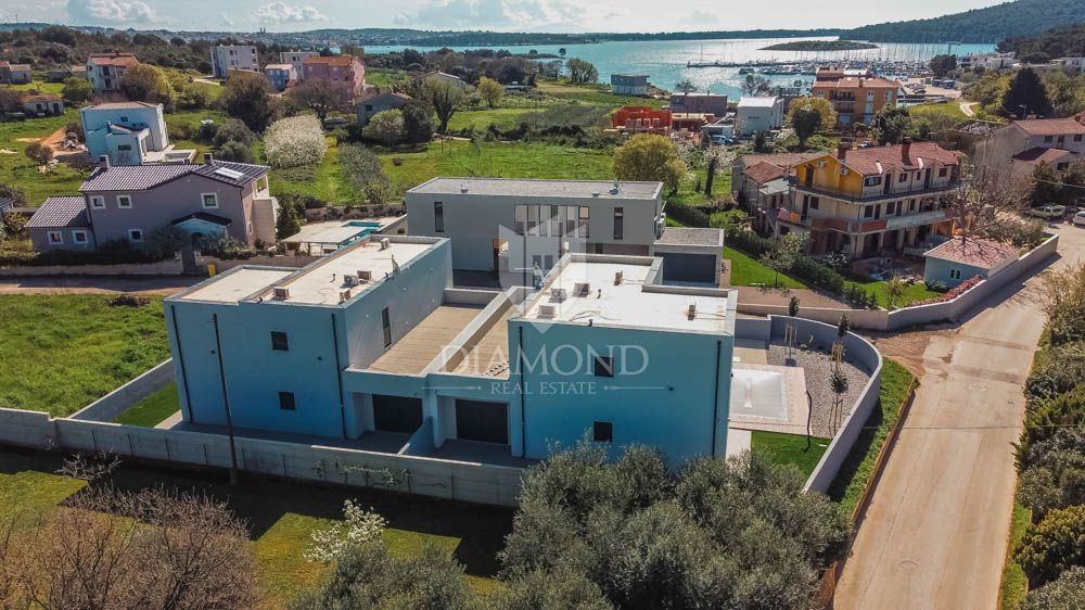 Medulin, okolica, Moderna Vila 300 metrov od morja