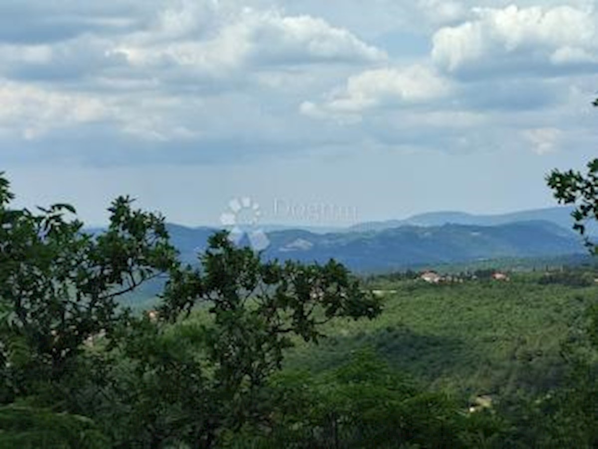 Zemljišče Roč, Buzet, 5.372m2